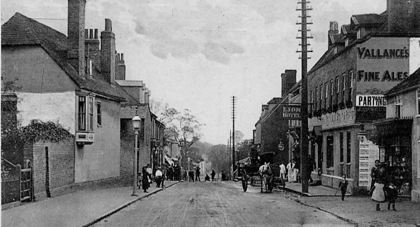 Photo of Rainham High Street around 1913 showing Lion Hotel (now Green Lion pub) on right hand side
